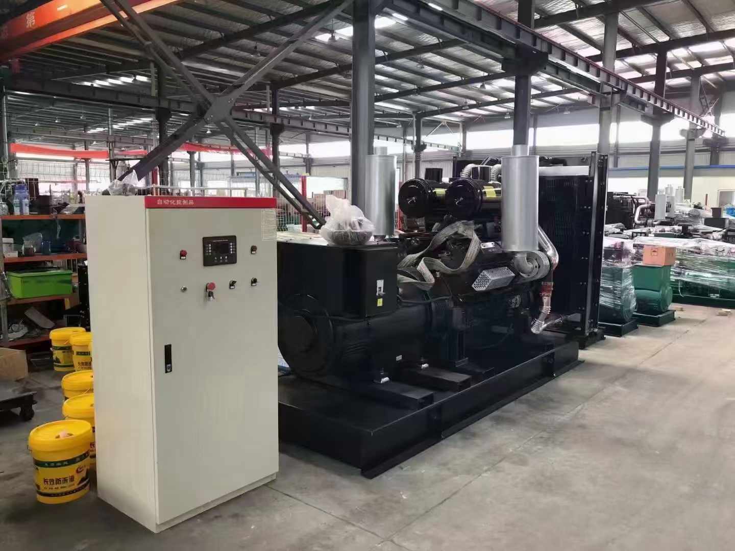 鸡冠柴油发电机运行时的噪音和振动水平如何？